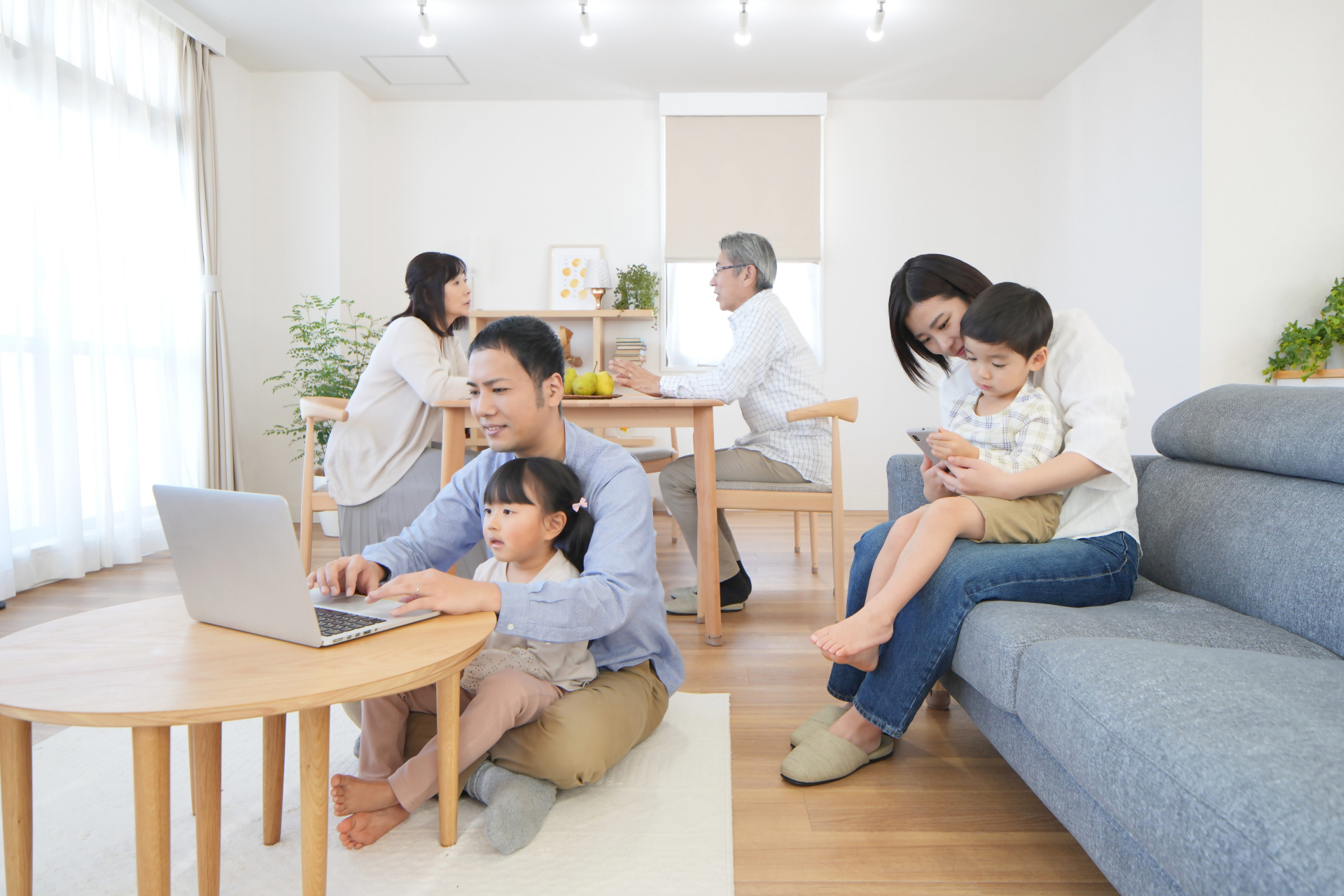 親子でスマホを見る