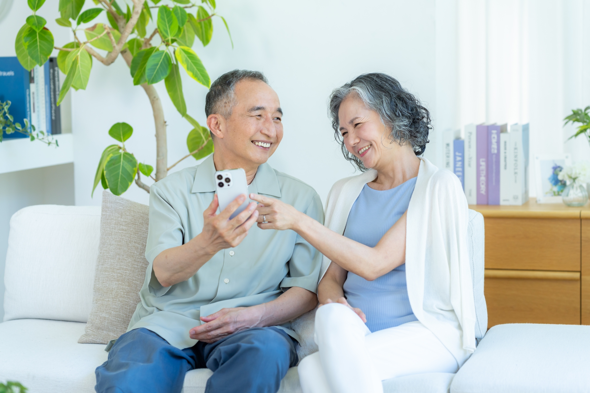 ご夫婦でスマホを見る
