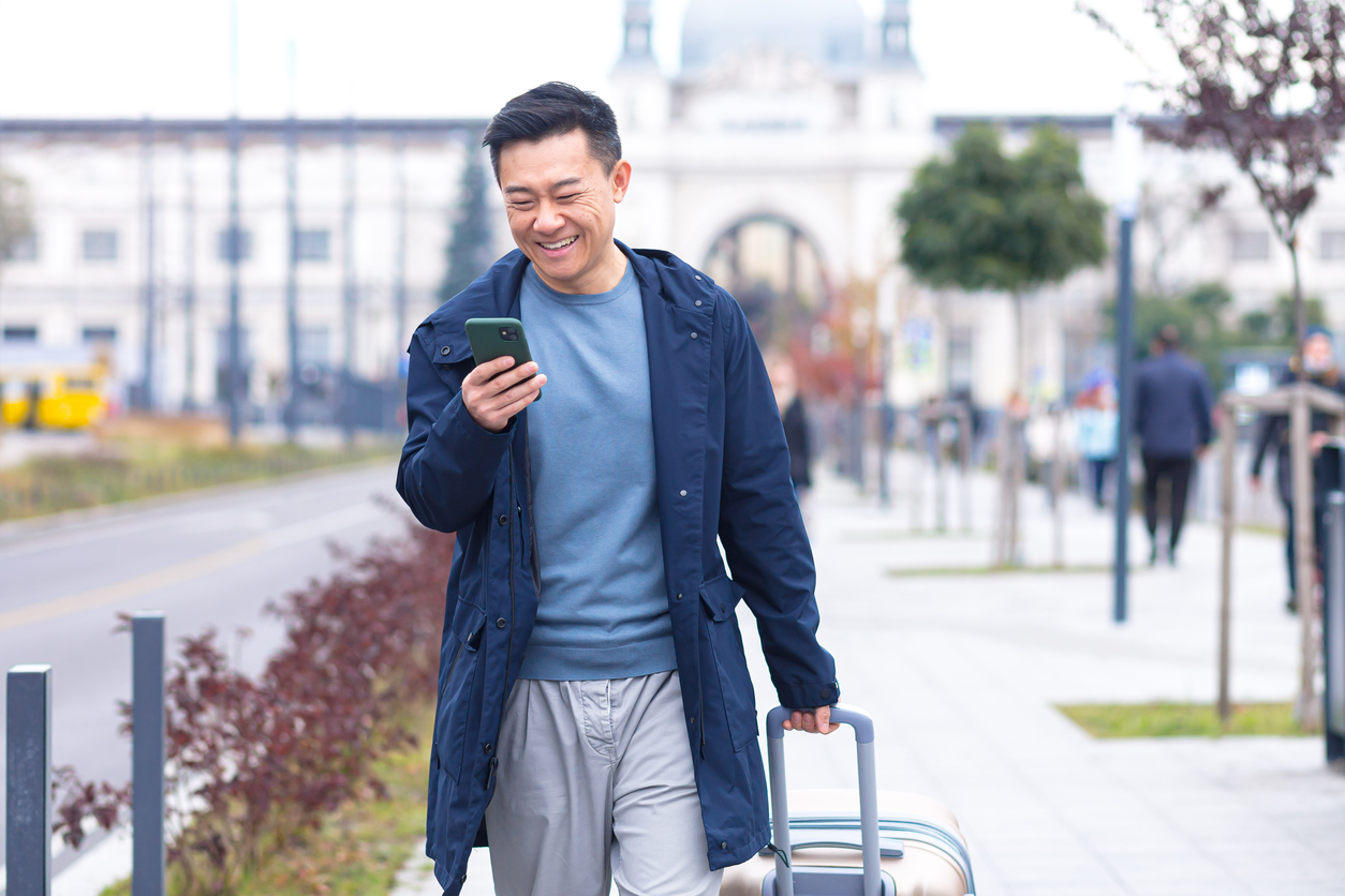屋外を歩く男性