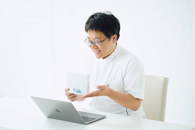 オンライン血液検査を説明する医師