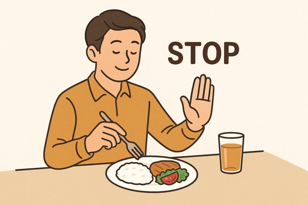 腹八分目で食事を控える男性