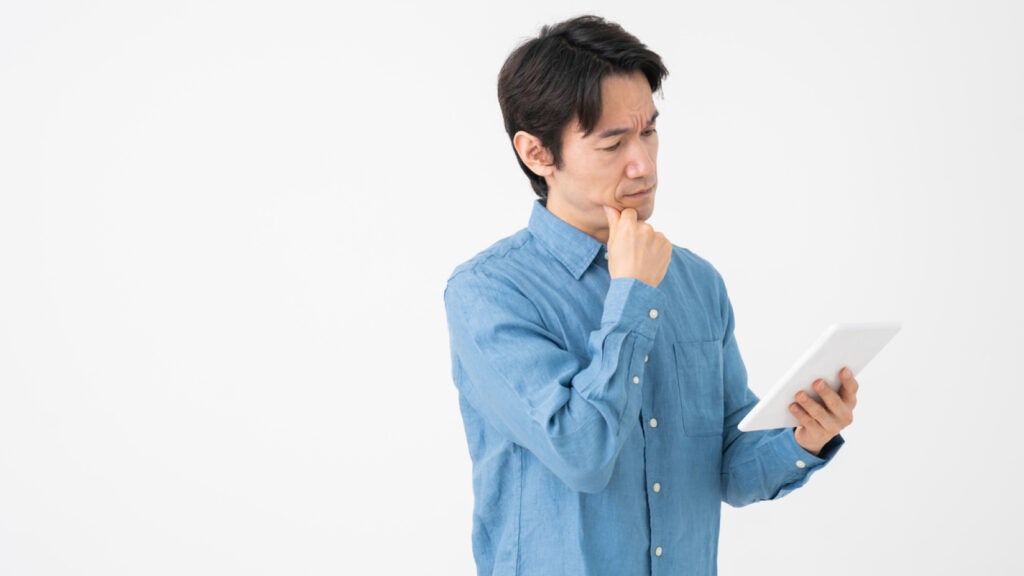 病院に行くタイミングを考える男性